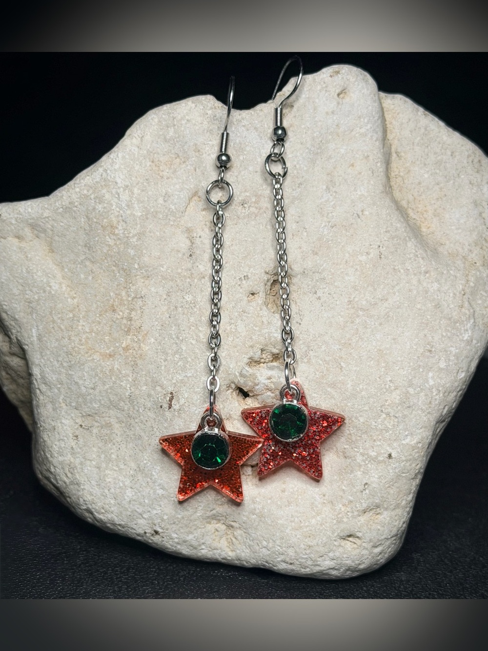 🎄Handcrafted🎄Sparkling Red Star Drop Earrings with Green Gem